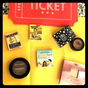 Eye shadow and a highlighter bundle